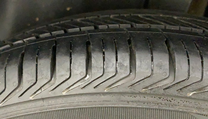 2014 Maruti Swift LXI (O), Petrol, Manual, 72,954 km, Left Rear Tyre Tread