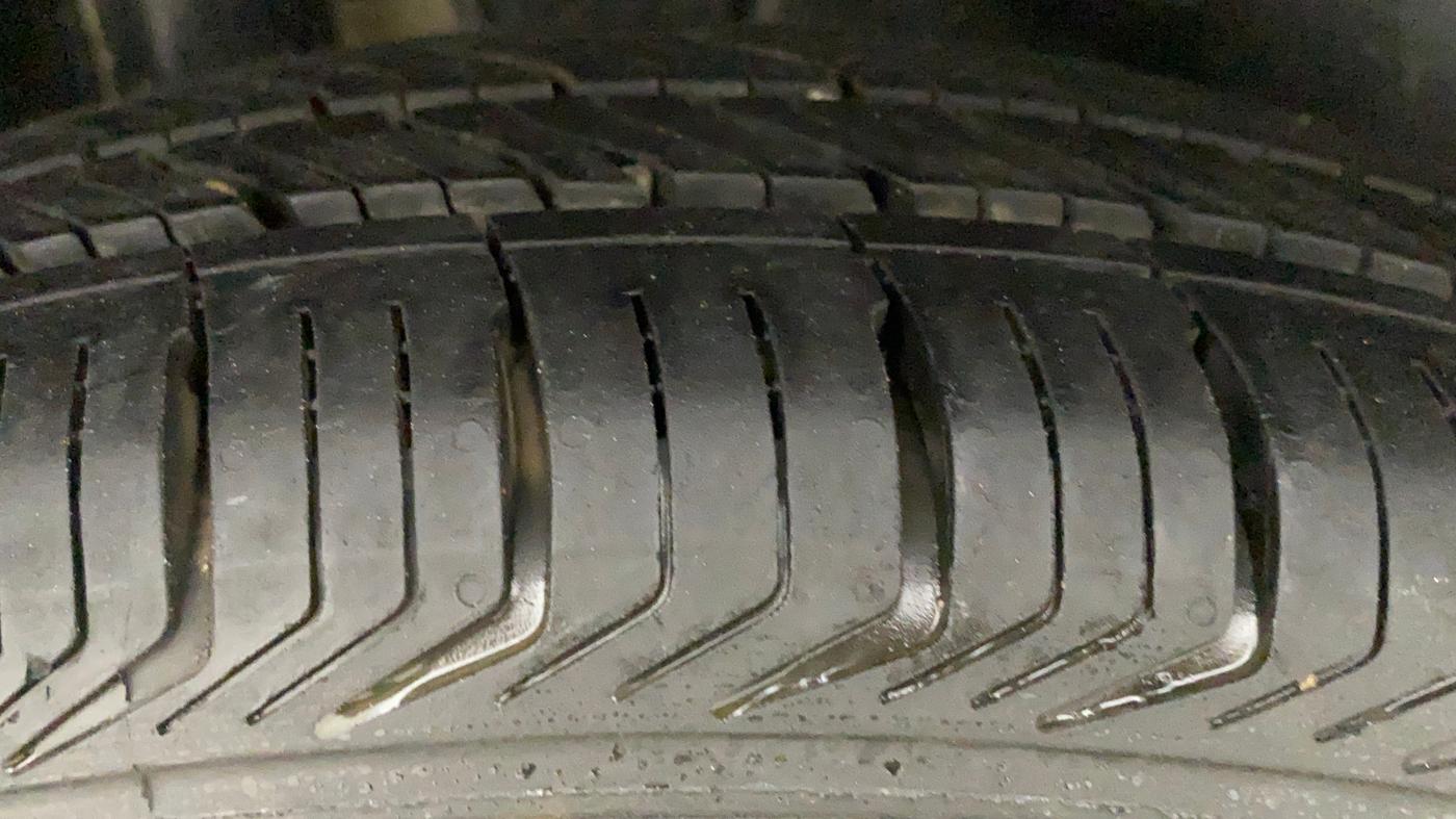 2014 Maruti Swift LXI (O), Petrol, Manual, 72,954 km, Right Rear Tyre Tread