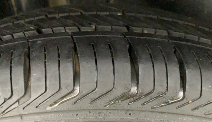 2014 Maruti Swift LXI (O), Petrol, Manual, 72,954 km, Right Rear Tyre Tread