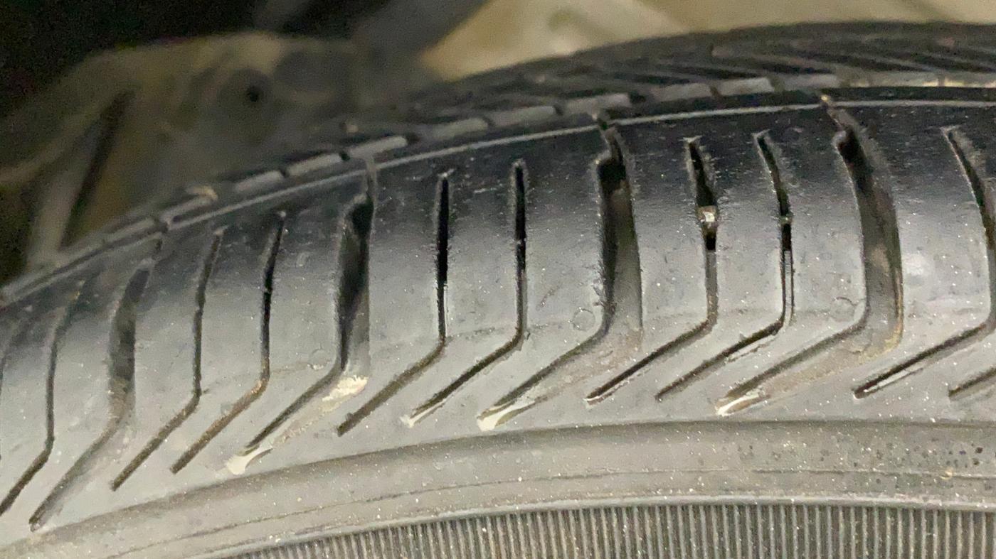2014 Maruti Swift LXI (O), Petrol, Manual, 72,954 km, Left Front Tyre Tread