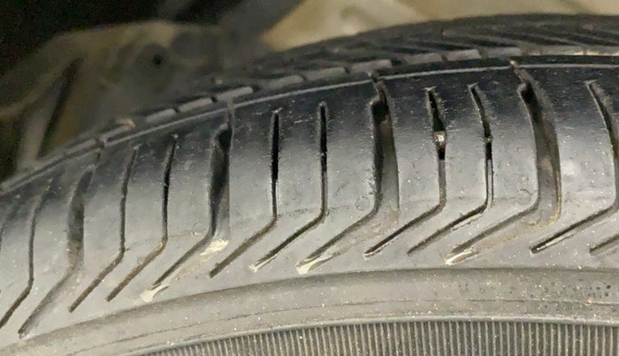 2014 Maruti Swift LXI (O), Petrol, Manual, 72,954 km, Left Front Tyre Tread