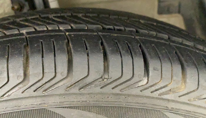 2014 Maruti Swift LXI (O), Petrol, Manual, 72,954 km, Right Front Tyre Tread