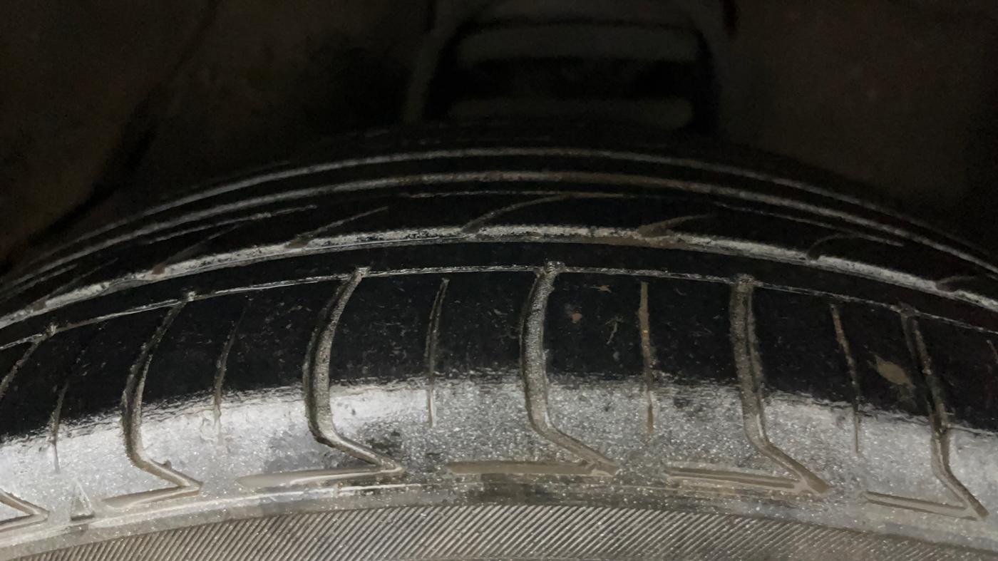 2020 Toyota Innova Crysta 2.7 ZX AT 7 STR, Petrol, Automatic, 94,982 km, Right Front Tyre Tread