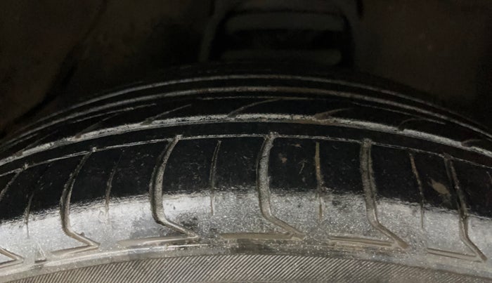2020 Toyota Innova Crysta 2.7 ZX AT 7 STR, Petrol, Automatic, 94,831 km, Right Front Tyre Tread