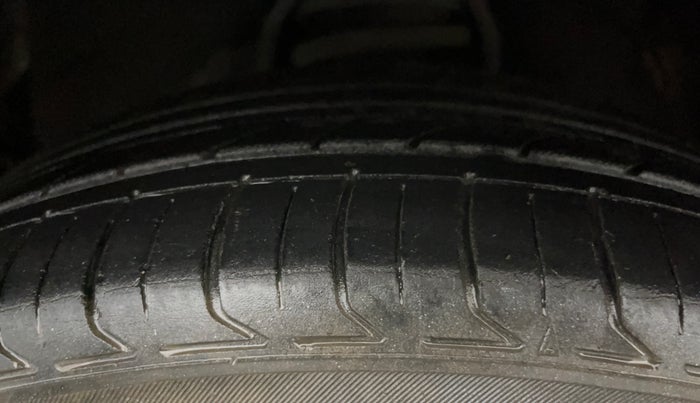 2020 Toyota Innova Crysta 2.7 ZX AT 7 STR, Petrol, Automatic, 94,831 km, Left Front Tyre Tread