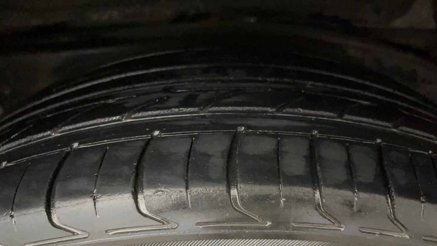 2020 Toyota Innova Crysta 2.7 ZX AT 7 STR, Petrol, Automatic, 94,982 km, Left Rear Tyre Tread