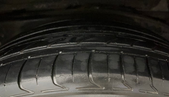 2020 Toyota Innova Crysta 2.7 ZX AT 7 STR, Petrol, Automatic, 94,831 km, Left Rear Tyre Tread