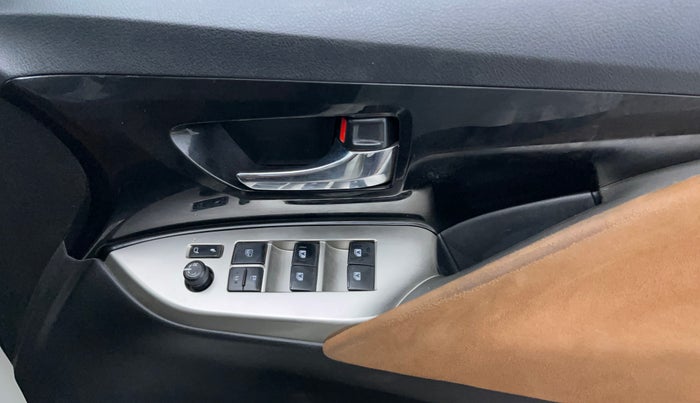 2020 Toyota Innova Crysta 2.7 ZX AT 7 STR, Petrol, Automatic, 94,831 km, Driver Side Door Panels Control