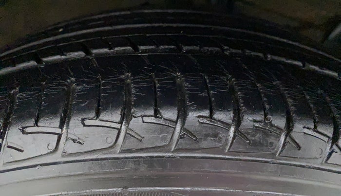 2017 Maruti Ciaz DELTA 1.4 VVT, Petrol, Manual, 31,601 km, Left Front Tyre Tread