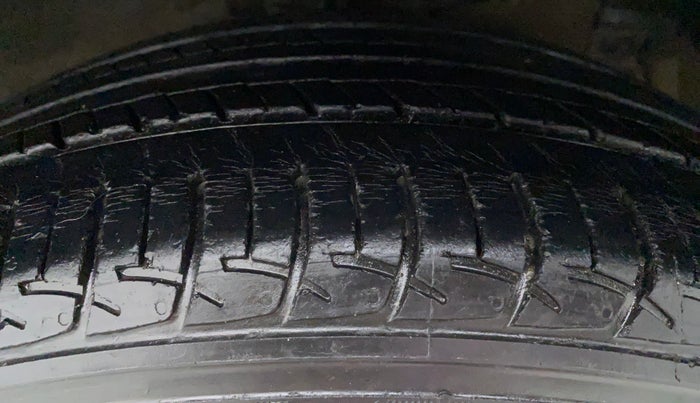 2017 Maruti Ciaz DELTA 1.4 VVT, Petrol, Manual, 31,601 km, Right Front Tyre Tread