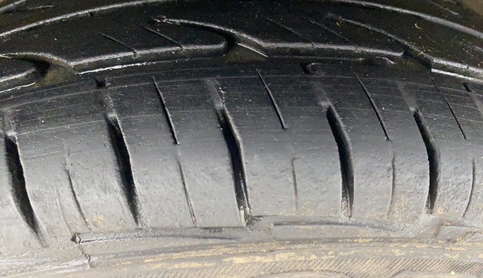 2015 Maruti Alto 800 LXI, Petrol, Manual, 64,894 km, Left Front Tyre Tread