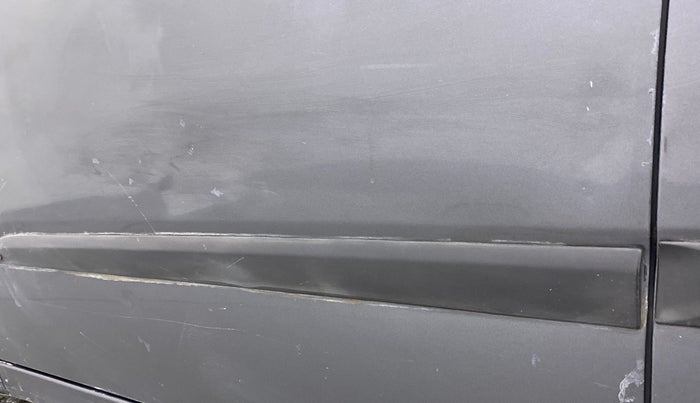 2011 Hyundai i10 MAGNA 1.1, Petrol, Manual, 1,02,385 km, Front passenger door - Minor scratches