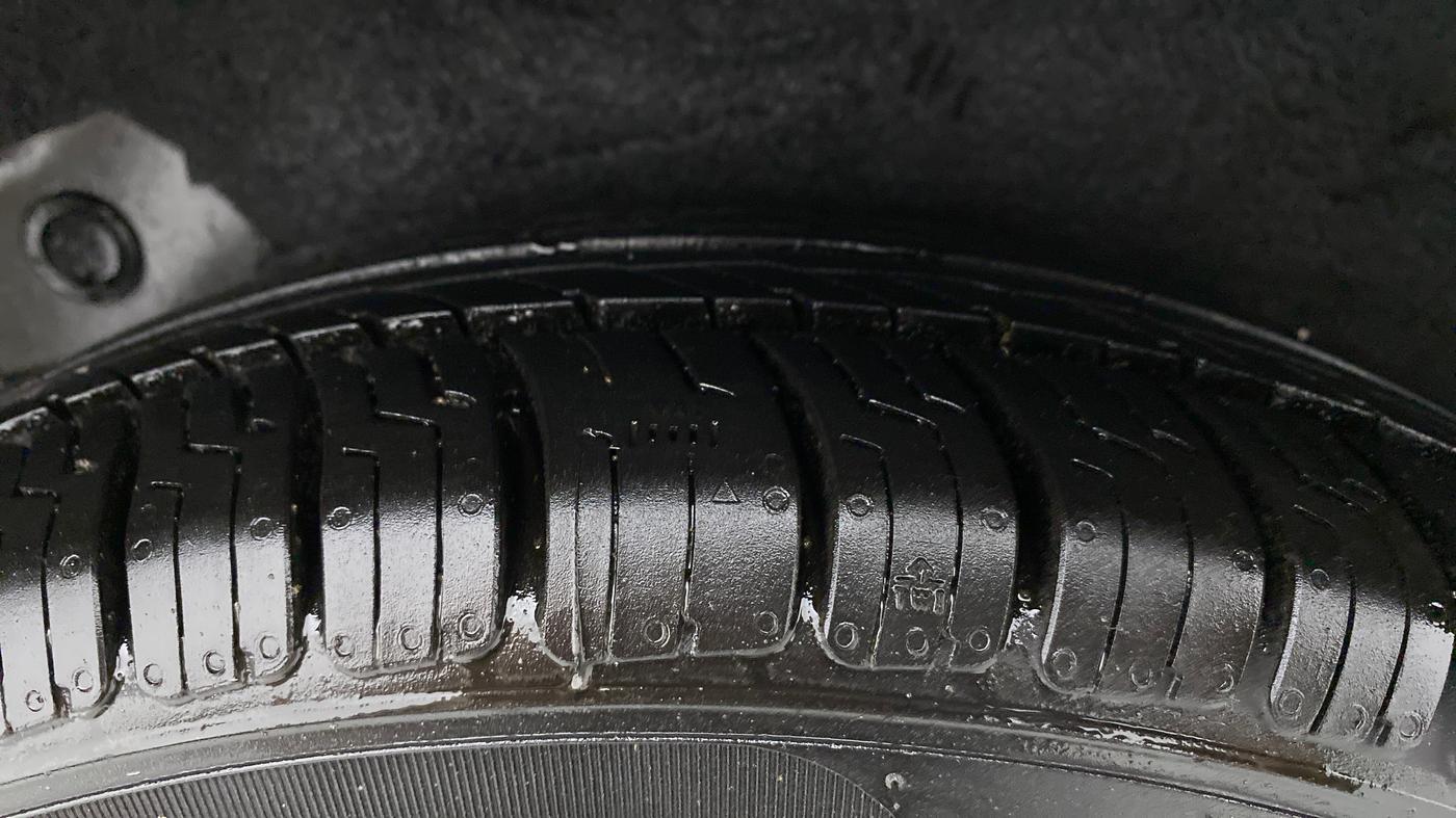 2011 Hyundai i10 MAGNA 1.1, Petrol, Manual, 1,02,385 km, Right Rear Tyre Tread