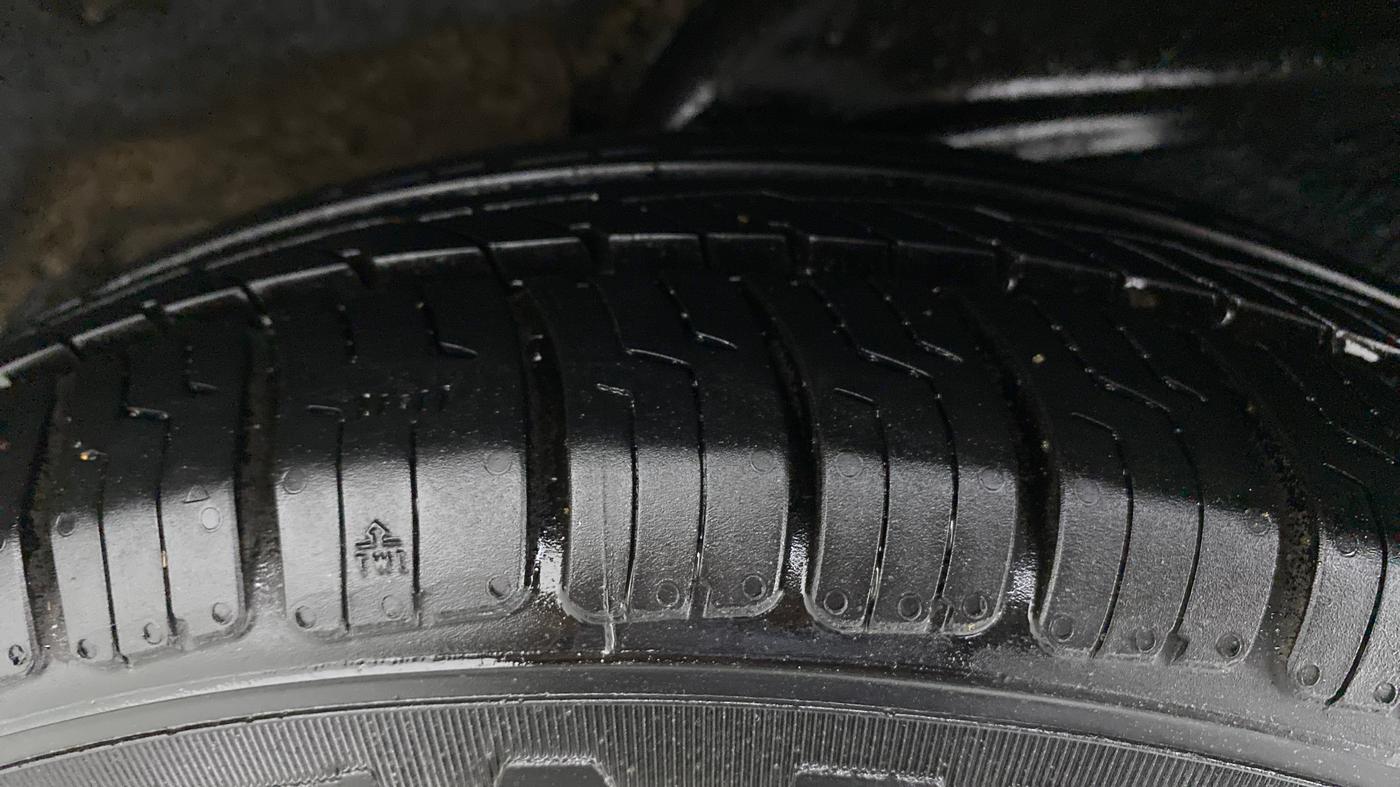 2011 Hyundai i10 MAGNA 1.1, Petrol, Manual, 1,02,385 km, Left Rear Tyre Tread
