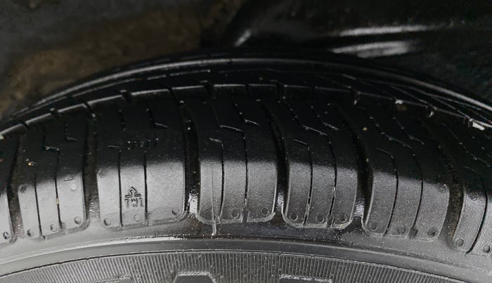 2011 Hyundai i10 MAGNA 1.1, Petrol, Manual, 1,02,385 km, Left Rear Tyre Tread