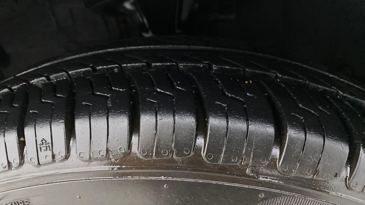 2011 Hyundai i10 MAGNA 1.1, Petrol, Manual, 1,02,385 km, Left Front Tyre Tread