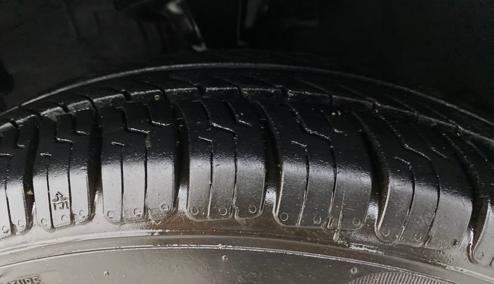 2011 Hyundai i10 MAGNA 1.1, Petrol, Manual, 1,02,385 km, Left Front Tyre Tread