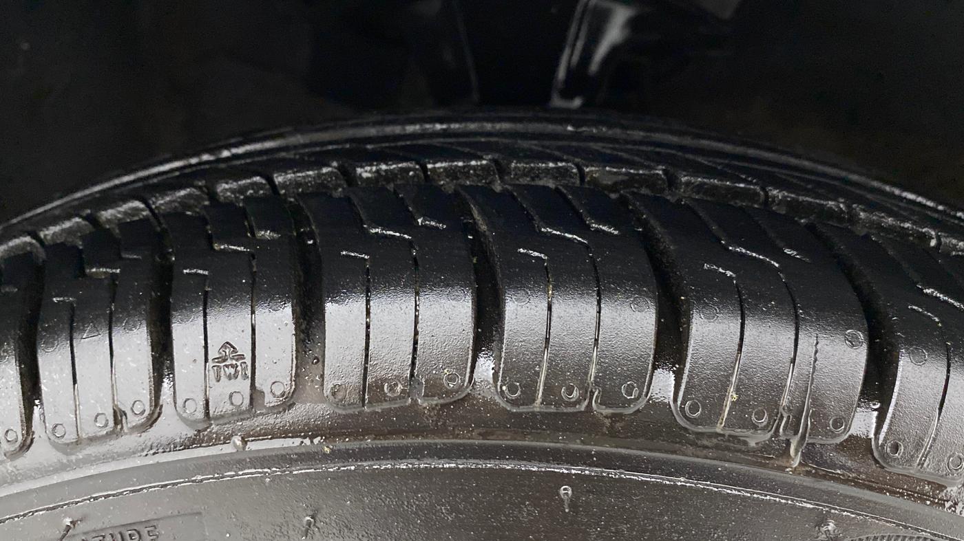 2011 Hyundai i10 MAGNA 1.1, Petrol, Manual, 1,02,385 km, Right Front Tyre Tread