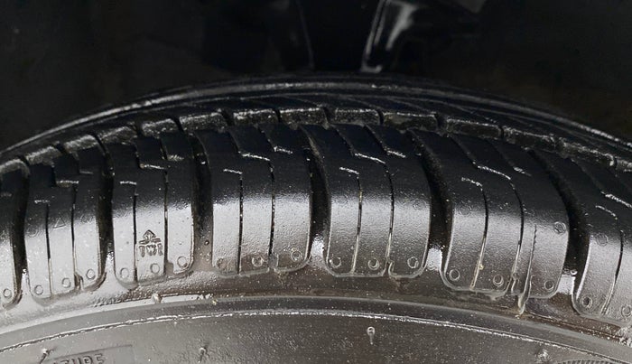 2011 Hyundai i10 MAGNA 1.1, Petrol, Manual, 1,02,385 km, Right Front Tyre Tread