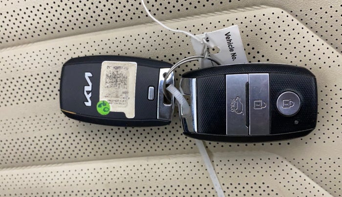 2022 KIA CARENS LUXURY PLUS 1.4 PETROL 7 STR, Petrol, Manual, 30,236 km, Key Close Up