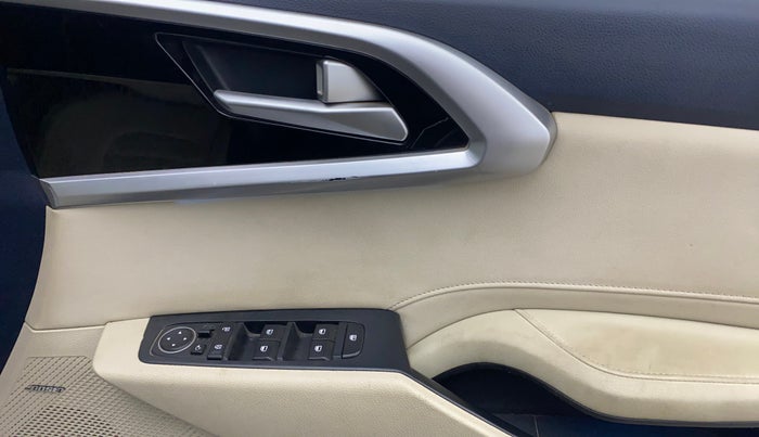 2022 KIA CARENS LUXURY PLUS 1.4 PETROL 7 STR, Petrol, Manual, 30,236 km, Driver Side Door Panels Control