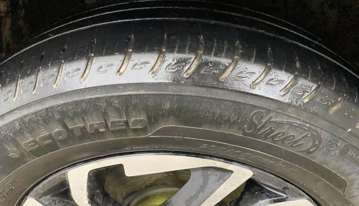 2022 KIA CARENS LUXURY PLUS 1.4 PETROL 7 STR, Petrol, Manual, 30,236 km, Left Front Tyre Tread