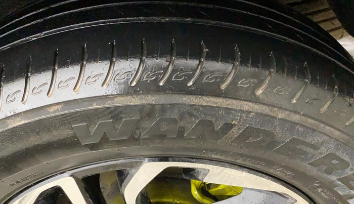 2022 KIA CARENS LUXURY PLUS 1.4 PETROL 7 STR, Petrol, Manual, 30,236 km, Left Rear Tyre Tread