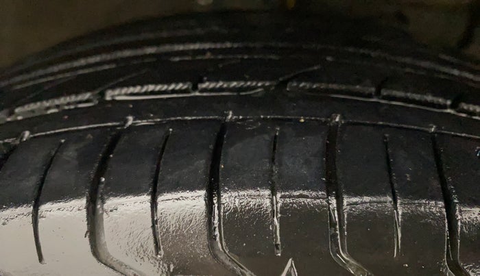 2013 Maruti Ertiga ZXI, CNG, Manual, 99,071 km, Right Front Tyre Tread