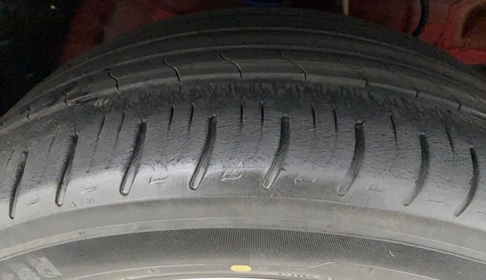 2019 Mahindra XUV300 W8(O) 1.2 PETROL DUAL TONE, Petrol, Manual, 9,646 km, Right Front Tyre Tread