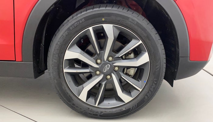 2019 Mahindra XUV300 W8(O) 1.2 PETROL DUAL TONE, Petrol, Manual, 9,646 km, Right Front Wheel