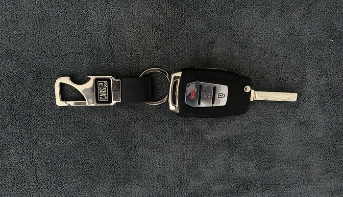 2019 Mahindra XUV300 W8(O) 1.2 PETROL DUAL TONE, Petrol, Manual, 9,646 km, Key Close Up