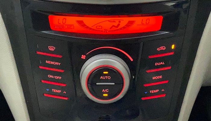 2019 Mahindra XUV300 W8(O) 1.2 PETROL DUAL TONE, Petrol, Manual, 9,646 km, Automatic Climate Control