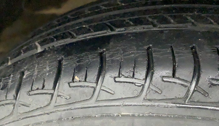 2017 Maruti Baleno DELTA PETROL 1.2, Petrol, Manual, 68,621 km, Right Front Tyre Tread