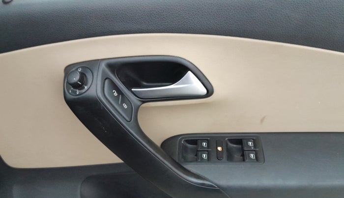 2017 Volkswagen Polo HIGHLINE1.2L, Petrol, Manual, 1,10,489 km, Driver Side Door Panels Control