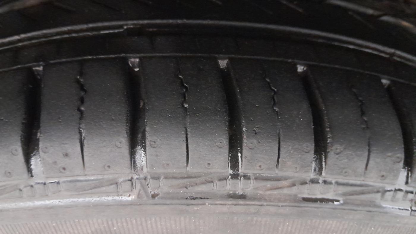 2017 Volkswagen Polo HIGHLINE1.2L, Petrol, Manual, 1,10,489 km, Left Front Tyre Tread