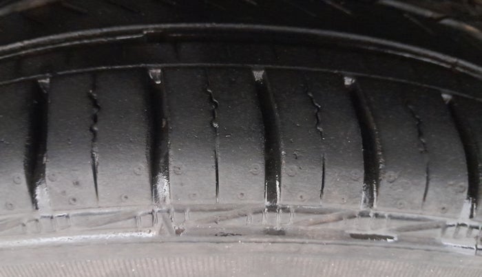 2017 Volkswagen Polo HIGHLINE1.2L, Petrol, Manual, 1,10,489 km, Left Front Tyre Tread
