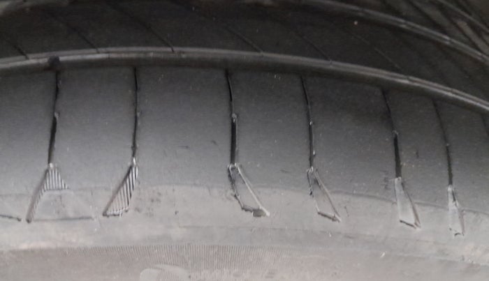 2017 Volkswagen Polo HIGHLINE1.2L, Petrol, Manual, 1,10,489 km, Left Rear Tyre Tread