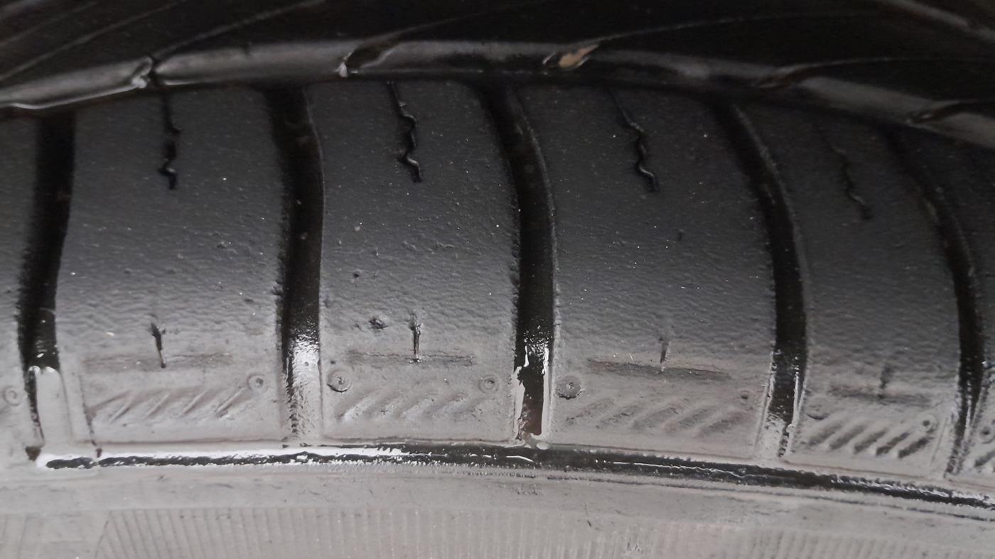 2017 Volkswagen Polo HIGHLINE1.2L, Petrol, Manual, 1,10,489 km, Right Front Tyre Tread