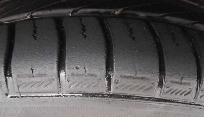 2017 Volkswagen Polo HIGHLINE1.2L, Petrol, Manual, 1,10,489 km, Right Front Tyre Tread
