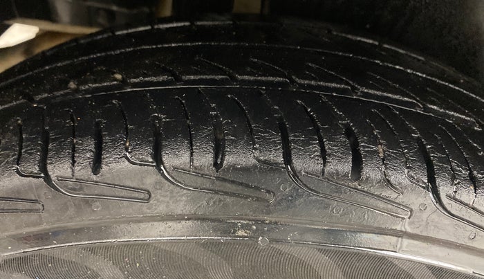 2017 Maruti Swift VXI O, Petrol, Manual, 1,47,828 km, Right Rear Tyre Tread
