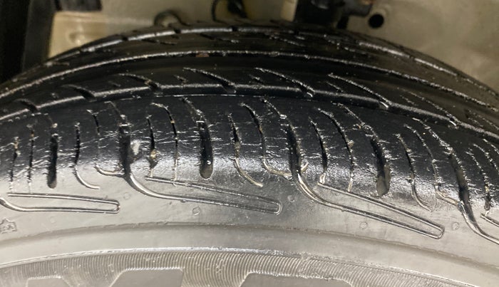 2017 Maruti Swift VXI O, Petrol, Manual, 1,47,828 km, Left Front Tyre Tread