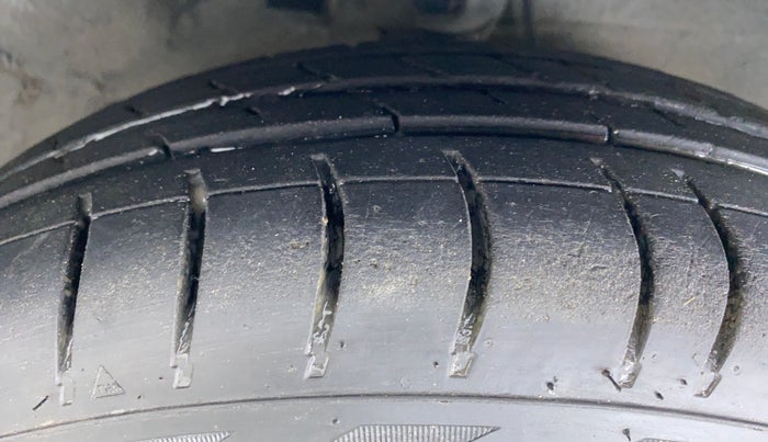 2011 Hyundai i10 MAGNA 1.1 IRDE2, Petrol, Manual, 61,943 km, Right Front Tyre Tread