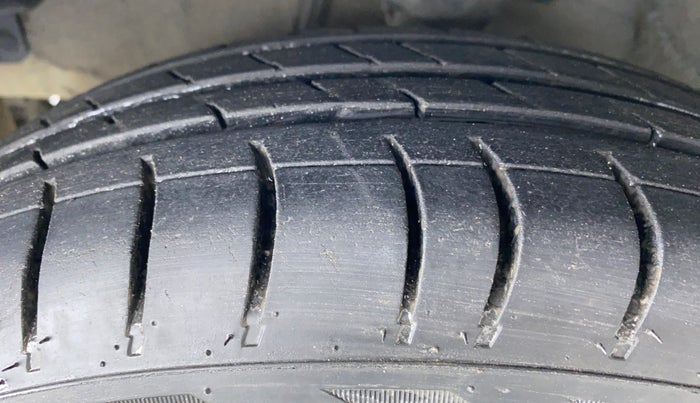 2011 Hyundai i10 MAGNA 1.1 IRDE2, Petrol, Manual, 61,943 km, Left Front Tyre Tread