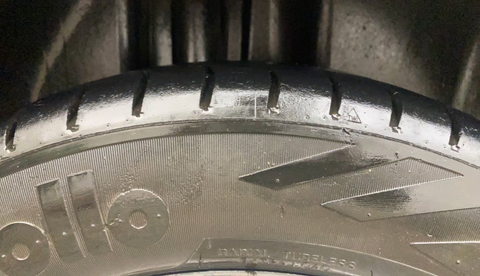 2013 Volkswagen Vento HIGHLINE DIESEL 1.6, Diesel, Manual, 89,640 km, Right Rear Tyre Tread