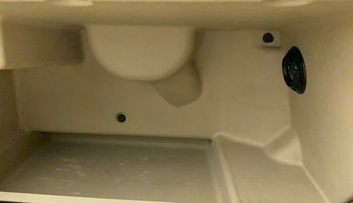 2015 Volkswagen Vento HIGHLINE PETROL AT, Petrol, Automatic, 71,330 km, Cooled Glove Box