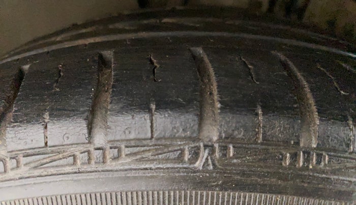 2015 Volkswagen Vento HIGHLINE PETROL AT, Petrol, Automatic, 71,330 km, Left Front Tyre Tread