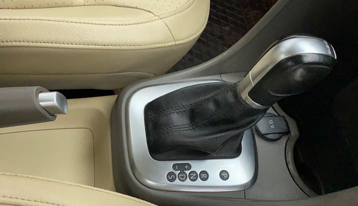 2015 Volkswagen Vento HIGHLINE PETROL AT, Petrol, Automatic, 71,330 km, Gear Lever