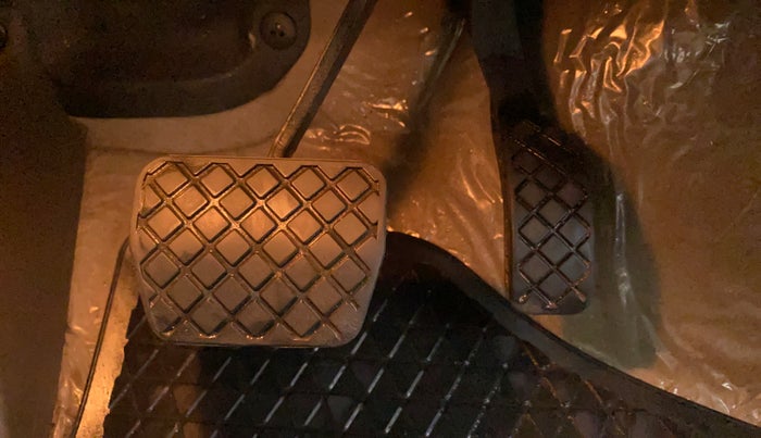 2015 Volkswagen Vento HIGHLINE PETROL AT, Petrol, Automatic, 71,330 km, Pedals