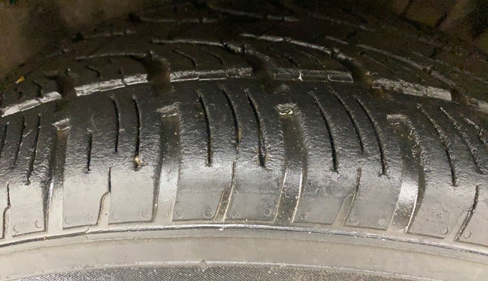 2022 Mahindra XUV700 AX 5 D MT 7 STR, Diesel, Manual, 49,147 km, Left Front Tyre Tread