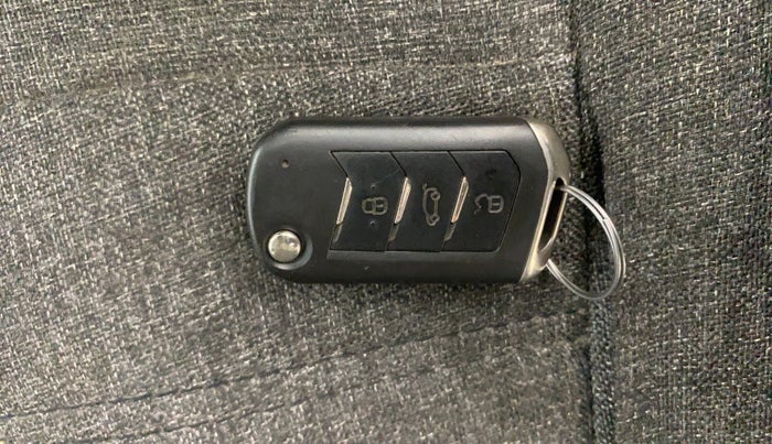 2022 Mahindra XUV700 AX 5 D MT 7 STR, Diesel, Manual, 49,147 km, Key Close Up